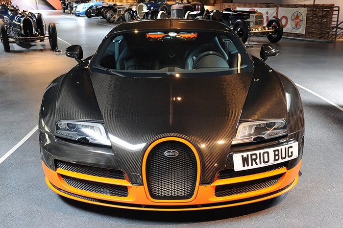 Bugatti Veyron 16.4 Super Sport World Record Edition 2011 là siêu xe nhanh nhất thế giới hiện nay với tốc độ 431km/h.